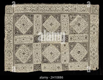 Fragment de Needlepoint (Cutwork) et toile de dentelle Bobbin, XVIIe-XVIIIe siècle.Italie, XVIIe-XVIIIe siècle.Dentelle, pointe et bobine: lin; moyenne: 63.5 x 88.9 cm (25 x 35 po). Banque D'Images