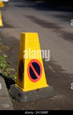 cônes de signalisation britanniques jaunes pour ne pas se garer Banque D'Images