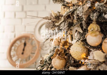 Arbre de Noël décoré de fleurs et d'oiseaux.Décorations originales sur branches d'arbre de Noël.Concept de la nouvelle année Banque D'Images