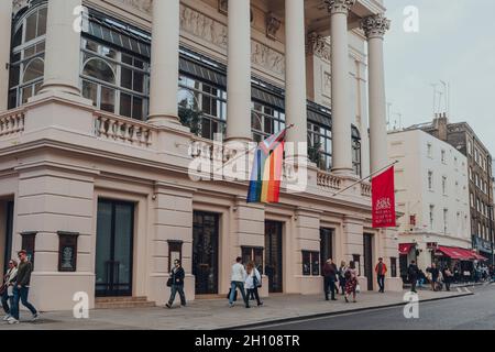 Londres, Royaume-Uni - 09 octobre 2021 : drapeau arc-en-ciel sur l'Opéra royal célébrant les contributions riches à la musique et au théâtre faites par les icônes LGBTQ+ qui Banque D'Images
