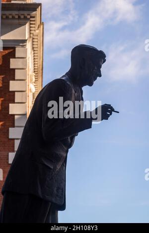 Sculpture George Orwell devant le siège de la BBC, Londres, Angleterre, Royaume-Uni Banque D'Images