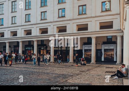 Londres, Royaume-Uni - 09 octobre 2021 : saxophoniste se présentant au marché de Covent Garden, l'un des sites touristiques les plus populaires de Londres, Royaume-Uni, au coucher du soleil. Banque D'Images