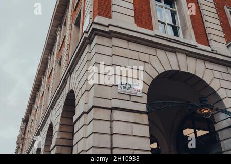 Londres, Royaume-Uni - 09 octobre 2021 : panneau de nom de rue sur un bâtiment de James Street à Covent Garden, un quartier de Londres célèbre pour ses bars, restaurants et Banque D'Images