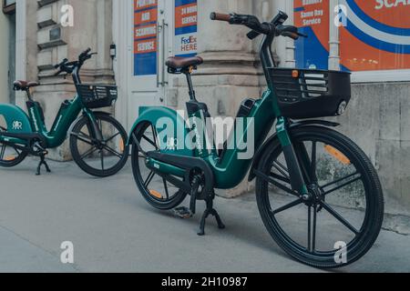 Londres, Royaume-Uni - 09 octobre 2021 : vélos Human Forest garés dans une rue de Londres.Les vélos sont construits avec le développement durable à leur base et sont disponibles Banque D'Images