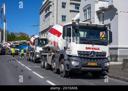 REYKJAVIK, ISLANDE - 21 juin 2021 : camions de bétonnières Mercedes Benz réparant la surface de la route dans le centre-ville de Reykjavik. Banque D'Images