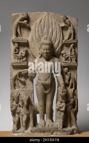 Agni, Dieu du feu, c.1000. Inde, Uttar Pradesh.Grès; hors tout: 73 x 40.6 cm (28 3/4 x 16 po).Le dieu hindou Agni, avec des flammes qui s'enflammeront derrière lui, est la forme figurale du feu sacrificiel, au centre de la pratique religieuse en Inde depuis le début du deuxième millénaire avant Jésus-Christ.La montagne d’Agni est la chèvre, et ensemble, ils chapeautent le Sud-est.Dans les registres supérieurs, les Brahmans effectuent des sacrifices au feu, prêchent aux disciples et pratiquent le « yoga chaud ». Banque D'Images
