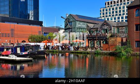 La taverne Canal House à côté de la Birmingham Canal Old Line avec des bateaux amarrés au centre de Birmingham, Royaume-Uni Banque D'Images
