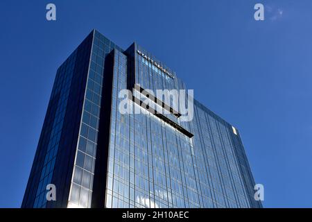 Bâtiment de l'hôtel Hyatt Regency contre le ciel bleu Banque D'Images