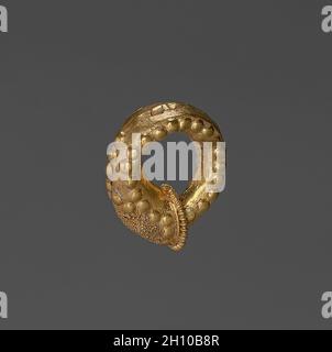 Contour d'oreille, 300 BC.Italie, Etruscan, 4e siècle av. J.-C.Or ; hors tout : 1.4 x 1.7 cm (9/16 x 11/16 po). Banque D'Images