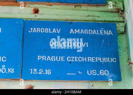 Mt POPA, MYANMAR - 8 DÉCEMBRE 2016 : plaques portant des noms en l'honneur des donateurs au temple de Mt Popa, Myanmar Banque D'Images