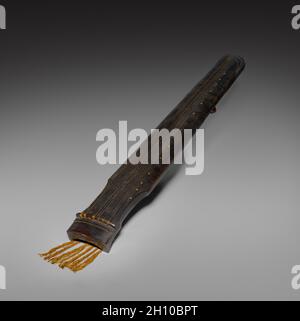 Guqin, fin 1700-début 1800.Chine, dynastie Qing (1644-1911).Bois, corne, soie, nacre; total: 4.5 x 18.1 x 123.5 cm (1 3/4 x 7 1/8 x 48 5/8 po).Doté d'une signification cosmologique et métaphysique et habilité à communiquer les sentiments les plus profonds, ce cithare, bien aimé des sages et de Confucius, est l'instrument le plus prestigieux en Chine.Les auteurs de la dynastie Han affirment que le qin a aidé à cultiver le caractère, à comprendre la moralité, à suppliquer les dieux et les démons, à améliorer la vie et à enrichir l'apprentissage.La dynastie Ming (1368–1644) litérati, qui revendiquait le droit de jouer le qin, suggéra p Banque D'Images
