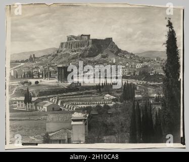 Vue sur l'Acropole, c.années 1880.Adolphe Braun (français, 1812-1877).Empreinte carbone non taillée de mammouth; image : 38.1 x 47.5 cm (15 x 18 11/16 po.); papier : 40.1 x 49.3 cm (15 13/16 x 19 7/16 po.).Adolphe a commercialisé ses photos de fleurs, d'œuvres d'art, de paysages et de monuments de toute l'Europe sur tout le continent et en Amérique du Nord.L'Acropole d'Athènes, le plus célèbre site grec ancien, doit avoir été vendu bien; Braun a offert de multiples vues sur lui.L'image sur une empreinte carbone est formée de gélatine pigmentée, qui est beaucoup plus résistante à la décoloration que les sels d'argent ou de métal dans l'argent-base Banque D'Images