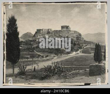 Vue sur l'Acropole (homme marchant en premier plan), c.années 1880.Adolphe Braun (français, 1812-1877).Imprimé carbone mammouth, tons bruns; image : 38.3 x 47.5 cm (15 1/16 x 18 11/16 po.); papier : 39.6 x 49.8 cm (15 9/16 x 19 5/8 po.).Adolphe a commercialisé ses photos de fleurs, d'œuvres d'art, de paysages et de monuments de toute l'Europe sur tout le continent et en Amérique du Nord.L'Acropole d'Athènes, le plus célèbre site grec ancien, doit avoir été vendu bien; Braun a offert de multiples vues sur lui.L'image sur une empreinte carbone est formée de gélatine pigmentée, qui est beaucoup plus résistante à la décoloration que le silv Banque D'Images