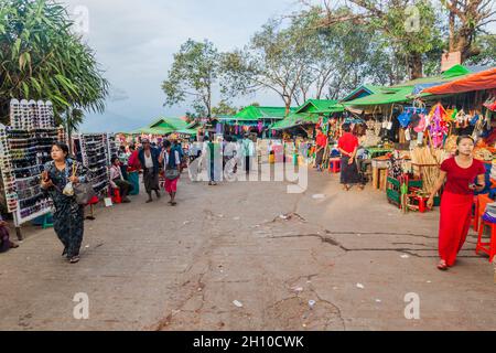 Mt KYAIKTIYO, MYANMAR - 11 DÉCEMBRE 2016 : gens et étals au Mont Kyaiktiyo Golden Rock, Myanmar Banque D'Images