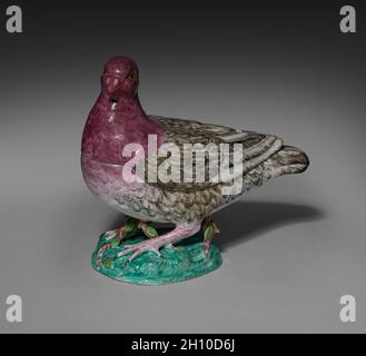 Tureen couvert sous la forme d'un Pigeon, c.1760. Usine de glace (français, actif 1748-66).Faïence émaillée (faïence) avec décoration en émail; total: 26.7 x 29.9 x 14.8 cm (10 1/2 x 11 3/4 x 5 13/16 po). Banque D'Images