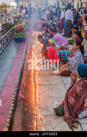 Mt KYAIKTIYO, MYANMAR - 11 DÉCEMBRE 2016 : les pèlerins prient au Mont Kyaiktiyo Golden Rock, Myanmar Banque D'Images