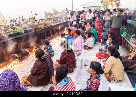 Mt KYAIKTIYO, MYANMAR - 11 DÉCEMBRE 2016 : les pèlerins prient au Mont Kyaiktiyo Golden Rock, Myanmar Banque D'Images