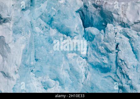 Glace bleue dans un mur du glacier Lilliehook.Lilliehookfjorden, île de Spitsbergen, Svalbard, Norvège. Banque D'Images