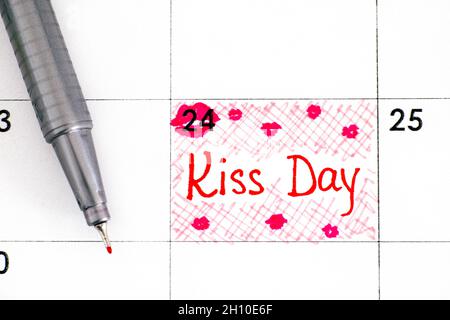 Rappel Kiss Day dans le calendrier avec stylo.Septembre 24. Banque D'Images