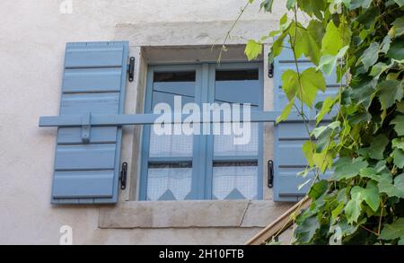Fenêtre vintage en bois bleu avec volets.Gros plan.Détails. Banque D'Images