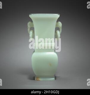 Vase de la forme d'Hu archaïque, années 1700. La Chine, de la dynastie Qing (1644-1911). Jade blanc-verdâtre pâle avec des marques brun ; total : 14,4 cm (5 11/16 po.). Banque D'Images