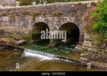 Pont en pierre avec deux arches à Gweek un village sur la rivière Helford près de Helston dans le sud de Cornwall Angleterre Royaume-Uni Banque D'Images