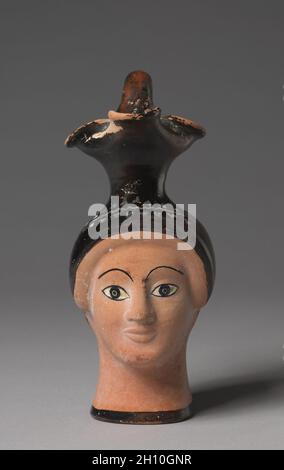 Oinochoe (cruche à vin) sous la forme d'une tête de femme, c.475-450 C.-B.Associé à la céramique de classe N.; hors tout : 15.8 cm (6 1/4 po). Banque D'Images