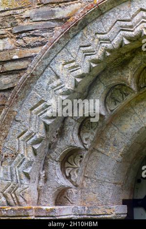Détail de la porte normande sculptée à l'église St Anthony en place sur la péninsule de Roseland, dans le sud de la Cornouailles, en Angleterre Banque D'Images