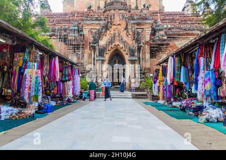 BAGAN, MYANMAR - 7 DÉCEMBRE 2016 : stands au temple Htilominlo Pahto à Bagan, Myanmar. Banque D'Images