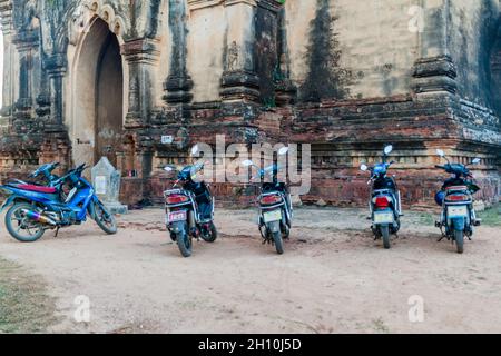 BAGAN, MYANMAR - 7 DÉCEMBRE 2016 : scooters électriques à vélos électriques garés en face de Thitsarwadi Thisa wadi à Bagan, au Myanmar Banque D'Images