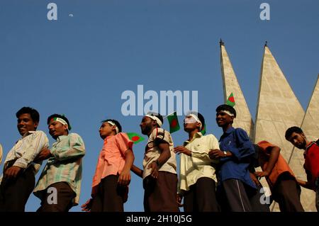 Les jeunes Rakhain Women and Men jettent de l'eau à l'opposition pour exprimer leur amour au Bazar de Cox au Bangladesh.D'autres personnes aiment visiter le festival et partager la joie avec d'autres Banque D'Images