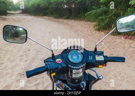 BAGAN, MYANMAR - 7 DÉCEMBRE 2016 : scooter électrique E-bike sur un sentier de sable à Bagan, au Myanmar Banque D'Images