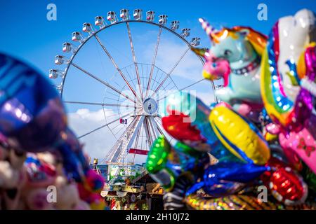 Brême, Allemagne.15 octobre 2021.Une grande roue est visible derrière les ballons.Le Bremen Freimarkt a lieu sur le Bürgerweide.La 985e édition du festival folklorique Freimarkt a ouvert dans le meilleur temps et a lieu jusqu'en octobre 31.Credit: Sina Schuldt/dpa/Alay Live News Banque D'Images