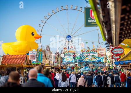 Brême, Allemagne.15 octobre 2021.Une grande roue de Ferris est configurée.Le Bremen Freimarkt a lieu sur le Bürgerweide.La 985e édition du festival folklorique Freimarkt a ouvert dans le meilleur temps et a lieu jusqu'au 31 octobre.Credit: Sina Schuldt/dpa/Alay Live News Banque D'Images