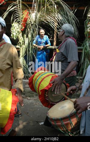 Les jeunes Rakhain Women and Men jettent de l'eau à l'opposition pour exprimer leur amour au Bazar de Cox au Bangladesh.Au début du festival, les jeunes hommes commencent leur voyage avec le tambour local, et une jeune femme se lance pour le jeu... Banque D'Images