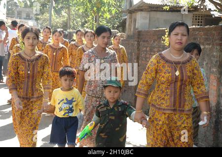 Les jeunes Rakhain, hommes et femmes, se réunissent pour jouer avec l'eau au Cox's Bazar au Bangladesh.Mais chaque personne de la société apprécie le festival. Banque D'Images