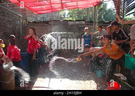 Les jeunes Rakhain Women and Men jettent de l'eau à l'opposition pour exprimer leur amour au Bazar de Cox au Bangladesh. Banque D'Images