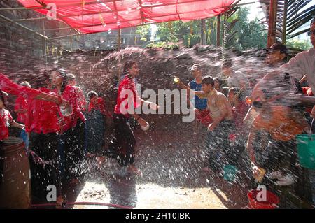 Les jeunes Rakhain Women and Men jettent de l'eau à l'opposition pour exprimer leur amour au Bazar de Cox au Bangladesh. Banque D'Images