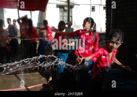 Les jeunes Rakhain Women and Men jettent de l'eau à l'opposition pour exprimer leur amour au Bazar de Cox au Bangladesh. Banque D'Images