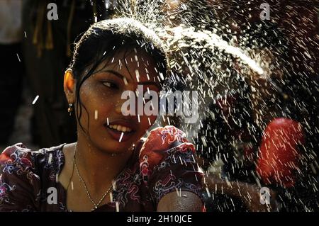 Portrait d'une fille tribale de Rakhain pendant le festival de l'eau de Rakhain à Cox's Bazar.les jeunes hommes et femmes de la communauté tribale de Rakhain jettent de l'eau les uns sur les autres pour exprimer leur amour pendant le festival.Bangladesh.18 avril 2007. Banque D'Images