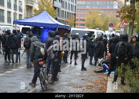 Köpenicker Strasse à Mitte, Berlin, Allemagne, après que la police a défriché le camp de remorques de gauche 'Köpi' - 15 octobre 2021. Banque D'Images