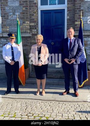 MEILLEURE QUALITÉ DISPONIBLE le commissaire de Garda Drew Harris avec la ministre de la Justice Heather Humphreys et le surintendant en chef de la décision de Garda Michael Gubbins marquant le 25e anniversaire de la création du Bureau des biens criminels (ACR). Banque D'Images