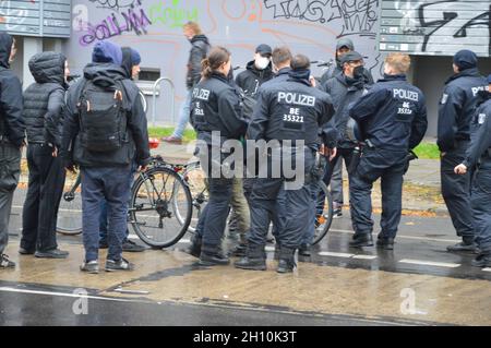 Köpenicker Strasse à Mitte, Berlin, Allemagne, après que la police a défriché le camp de remorques de gauche 'Köpi' - 15 octobre 2021. Banque D'Images