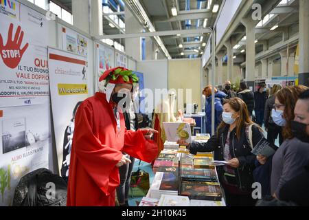 Turin, Italie.15 octobre 2021.La Foire internationale du livre de Turin le 14 octobre 2021 à Turin, Italie.La Foire internationale du livre de Turin revient à Lingotto Fiere après près de deux ans après le début de la pandémie de Covid 19.Credit: Antonio Polia/Alay Live News Banque D'Images