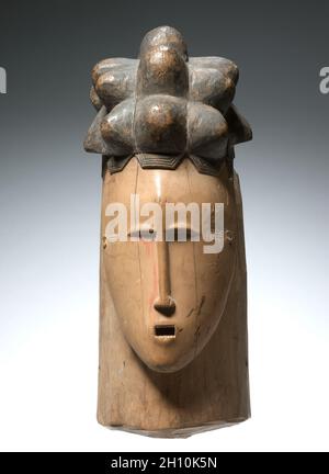 Masque de portrait (mblo), début-milieu des années 1900.Afrique, Afrique de l’Ouest, Côte d’Ivoire, sculpteur de style Baule.Bois et peinture; hors tout: 41.2 cm (16 1/4 po). Banque D'Images