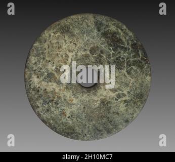 Disque de cérémonie (BI), 3300-2200 BC. La Chine orientale, néolithique, culture Liangzhu (3300-2200 BC). Néphrite (jade) ; diamètre : 32 cm (12 5/8 in.) ; total : 1 cm (3/8 po.) ; diamètre intérieur : 5,4 cm (2 1/8 in.). Banque D'Images