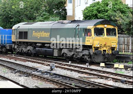 Une locomotive diesel Freightliner de classe 66 à la gare termini de Marylebone à Londres. Banque D'Images