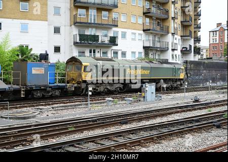 Une locomotive diesel Freightliner de classe 66 à la gare termini de Marylebone à Londres. Banque D'Images