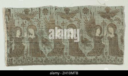 Fragment textile avec l'Annonciation, 1370-1400.Italie.Soie avec fil d'or; tissu lampas; hors tout: 23.2 x 47.6 cm (9 1/8 x 18 3/4 po.); monté: 28.6 x 53.3 cm (11 1/4 x 21 po.). Banque D'Images