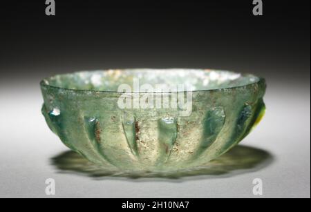 Bol nervuré peu profond, 50 BC-AD 100.Romain, Méditerranée orientale.Verre; diamètre: 12 cm (4 3/4 po); hors tout: 4.5 x 12.2 cm (1 3/4 x 4 13/16 po). Banque D'Images